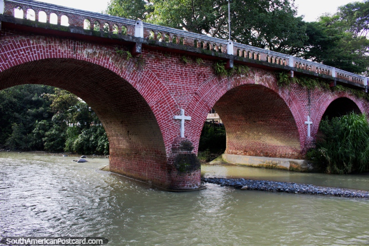 Aproximadamente 1580 uma mulher local encontrou uma cruz no Rio de Guadalajara em Buga que cresceu e ficou honrado pela população da cidade. (720x480px). Colômbia, América do Sul.
