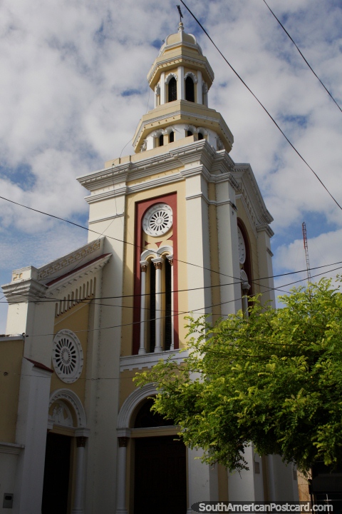 Iglesia de Santo Domingo de Guzmán en Buga fue construida en 1588, una de las primeras iglesias en la ciudad, reconstruida en 1797. (480x720px). Colombia, Sudamerica.