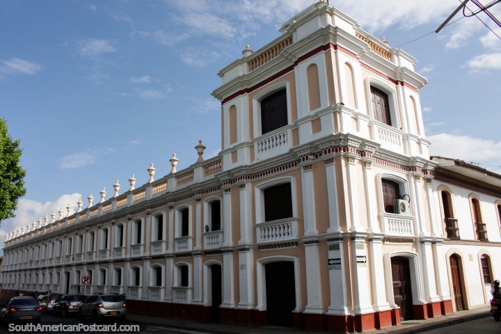 Edificio largo simétrico en Buga, una ciudad con una interesante historia religiosa. (720x480px). Colombia, Sudamerica.