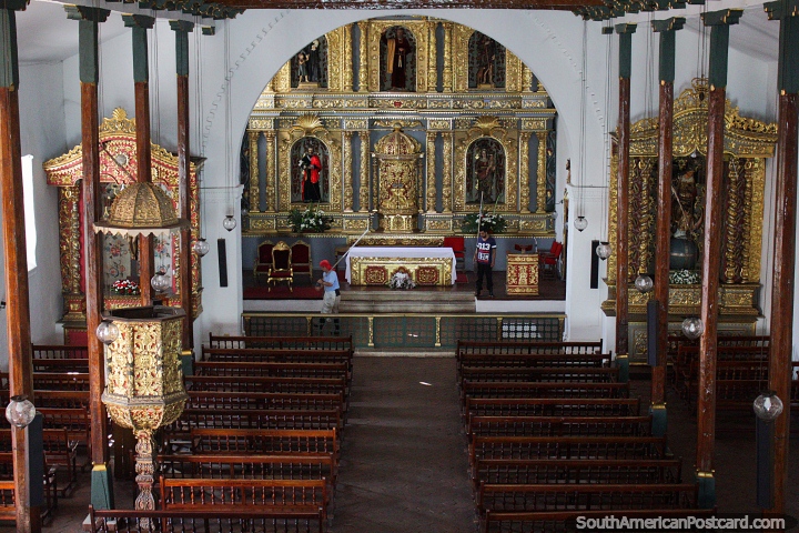 Interior dourado atordoante de Catedral de Apóstolo de Saint Peter em Buga. (720x480px). Colômbia, América do Sul.