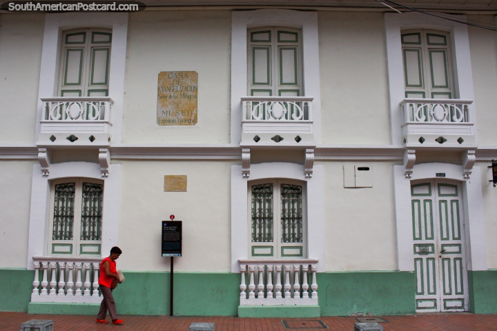 Senhor do Museu de Milagres em Buga (Museu do Senor dos Milagros), Casa de Evangelizacion. (720x480px). Colômbia, América do Sul.