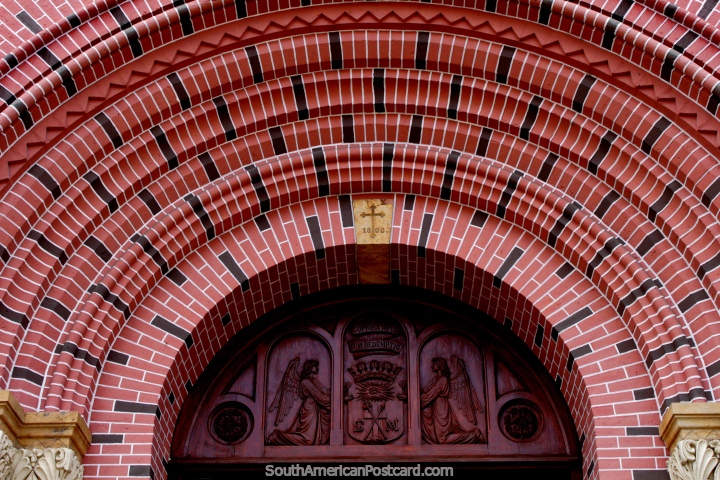 Entrada de tijolo e de madeira arcada na catedral famosa em Buga - Senhor dos Milagres Basïlica Menor. (720x480px). Colômbia, América do Sul.