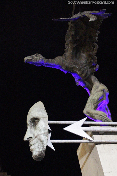 Escultura hombre-cndor y rostro de Simn Bolvar en la Plaza Bolvar de Manizales. (480x720px). Colombia, Sudamerica.