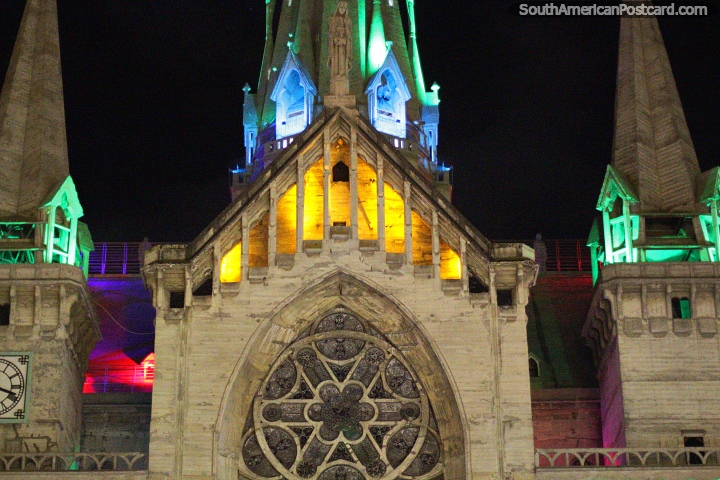 As luzes e as cores da catedral iluminam Praa Bolivar a noite em Manizales. (720x480px). Colmbia, Amrica do Sul.