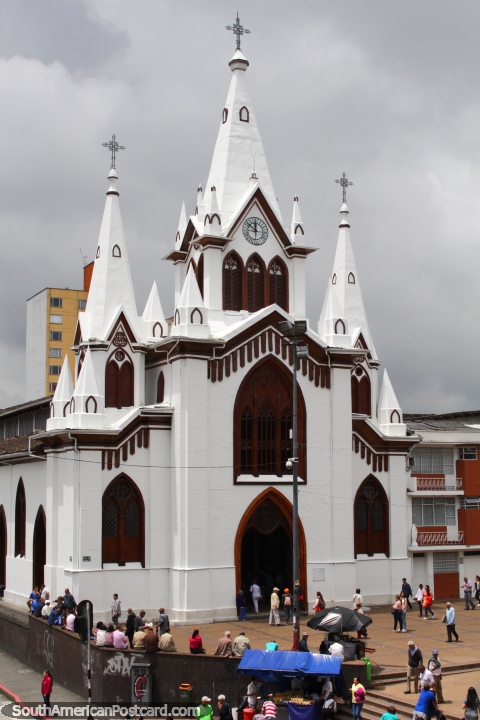 Basïlica Inmaculada Concepcion, a igreja neo gótica começou em 1903 e inaugurou em 1921 em Manizales. (480x720px). Colômbia, América do Sul.