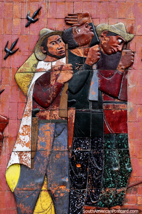 Una de una serie de placas en la Plaza Bolvar que representan eventos pasados en Manizales. (480x720px). Colombia, Sudamerica.