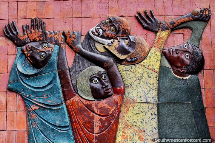 Ascenso de los esclavos? 5 personas vestidas de colores suben las paredes en la Plaza Bolvar, Manizales. (720x480px). Colombia, Sudamerica.
