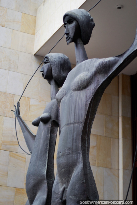 Ado e Eva (Adan y Eva), 1978 por Guillermo Botero Gutierrez (1917-1999), escultura em Manizales. (480x720px). Colmbia, Amrica do Sul.