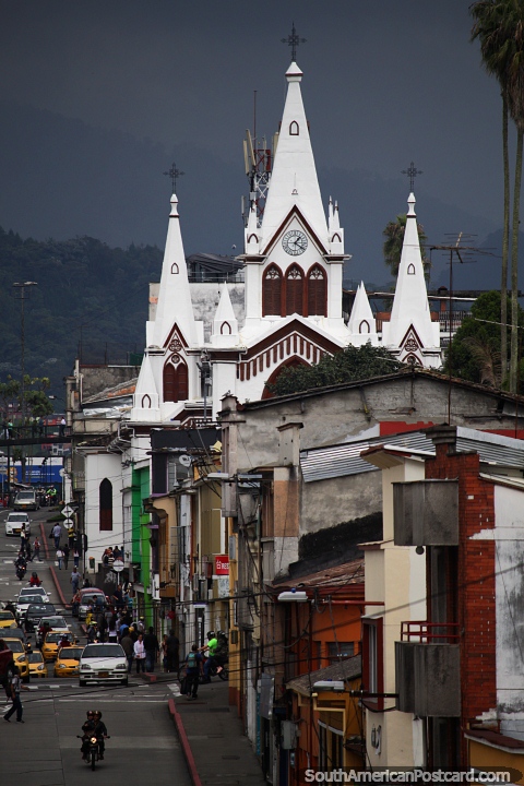 Visão distante da igreja neo gótica em Manizales - Basïlica Inmaculada Concepcion. (480x720px). Colômbia, América do Sul.