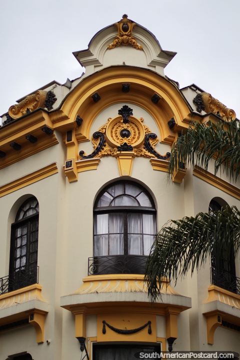 Esquina del edificio histórico en Manizales, uno que soportó 2 terremotos y un incendio. (480x720px). Colombia, Sudamerica.