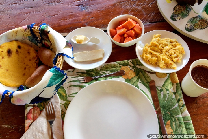 Desayuno en Tinamu, huevos revueltos, arepa, panecillos, queso, mantequilla, mango, chocolate caliente, Manizales. (720x480px). Colombia, Sudamerica.