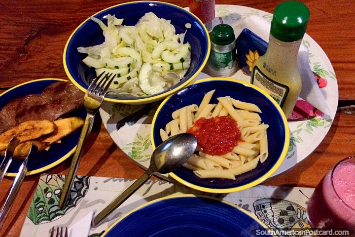 Cena en Tinamu, carne, pasta de tomate, platano, ensalada de pepino y jugo, Manizales. (720x480px). Colombia, Sudamerica.