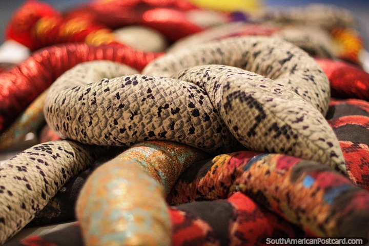 Serpientes hechas de material, una obra de arte expuesta en el Museo de Antioquia, Medellín. (720x480px). Colombia, Sudamerica.