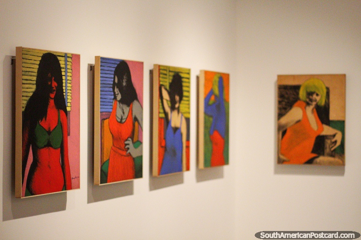 5 pinturas coloridas de mulheres em monitor em Museu de Antioquia, Medellïn. (720x480px). Colômbia, América do Sul.