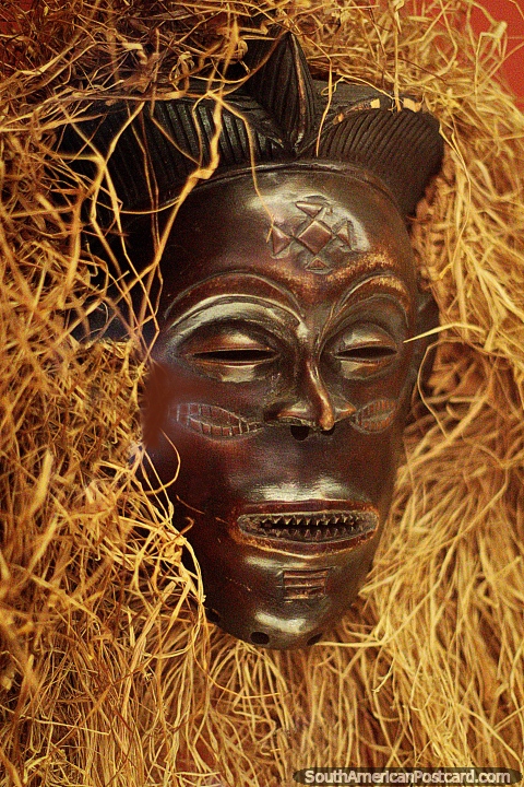 Mscara Ibibio de Nigeria en exhibicin en el Museo de Antioquia en Medelln. (480x720px). Colombia, Sudamerica.