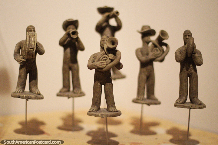 Banda que toca instrumentos, uma obra de arte em miniatura esculpiu de rochas, Museu de Antioquia, Medellïn. (720x480px). Colômbia, América do Sul.