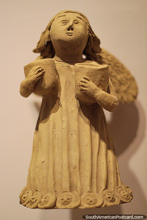 Anjo cerâmico que mantém potes, Museu de Antioquia, Medellïn. (480x720px). Colômbia, América do Sul.