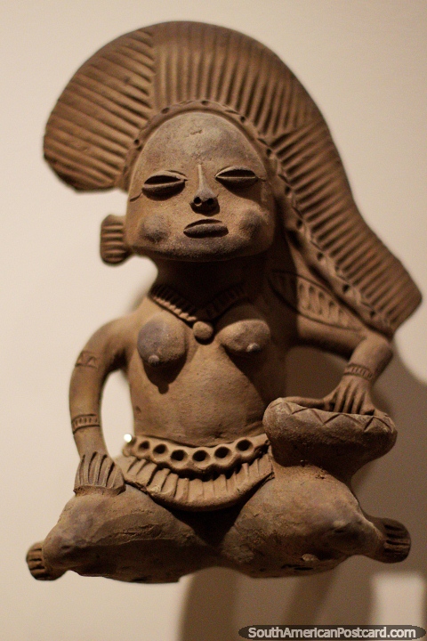 Momil da região de Córdoba, pequeno figura cerâmico no Museu de Antioquia, Medellïn. (480x720px). Colômbia, América do Sul.