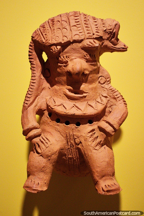 Uno de los 7 enanitos, un hombre de cermica en exhibicin en el Museo de Antioquia, Medelln. (480x720px). Colombia, Sudamerica.