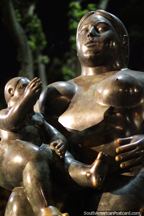 Maternidade (Maternidad), 1995, escultura de bronze por Fernando Botero em Medellïn. (480x720px). Colômbia, América do Sul.