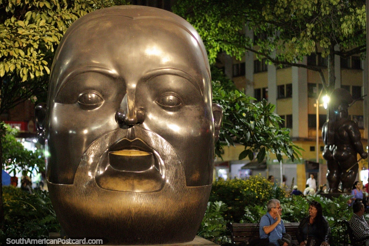 Uma das maiores esculturas de bronze em Praça Botero em Medellïn é a Cabeça. (720x480px). Colômbia, América do Sul.