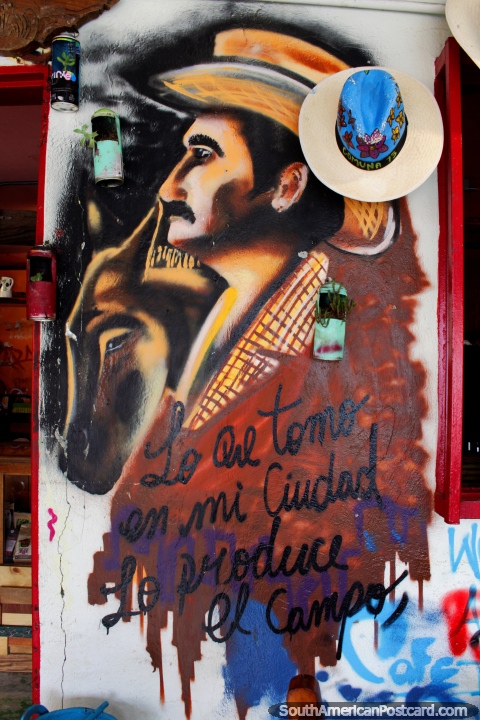 Vaquero y su caballo, pintando en un café en Comuna 13 en Medellín. (480x720px). Colombia, Sudamerica.