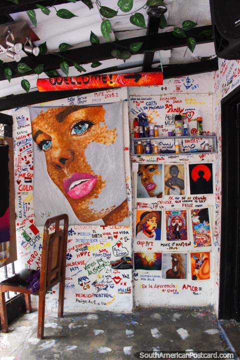 Galeria de impresses de arte no corao de Comuna 13 em Medelln. (480x720px). Colmbia, Amrica do Sul.