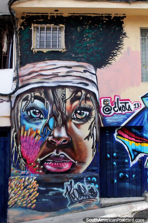 Encontrei a arte de rua assombrosa em Comuna 13 sem uma viagem, Medellïn. (480x720px). Colômbia, América do Sul.