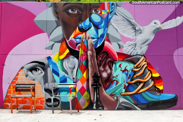 O mural de cores brilhantes inclui 2 verdadeiras cadeiras, trabalho assombroso em Comuna 13 em Medellïn. (720x480px). Colômbia, América do Sul.