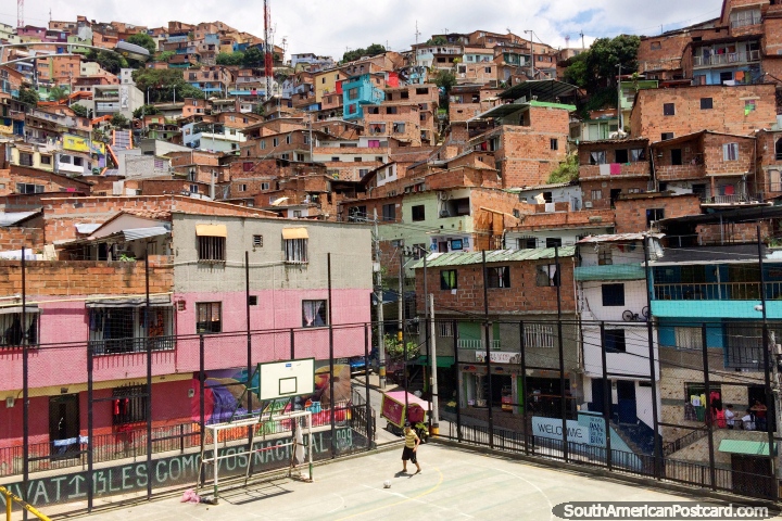 Comuna 13, todo el barrio, vista desde la cancha deportiva, Medellín. (720x480px). Colombia, Sudamerica.