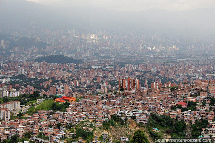 Visão de Medellïn da estação do carro de cabo mais alta, enorme cidade. (720x480px). Colômbia, América do Sul.