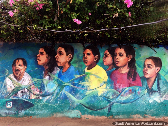 7 crianças vestiram-se em roupa colorida, arte de rua em Riohacha, costa do norte. (640x480px). Colômbia, América do Sul.