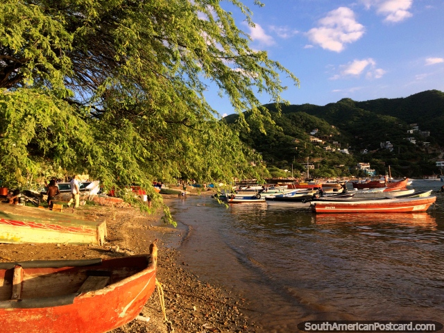 Bela luz na baïa de Taganga no fim do dia, os barcos e as colinas. (640x480px). Colômbia, América do Sul.