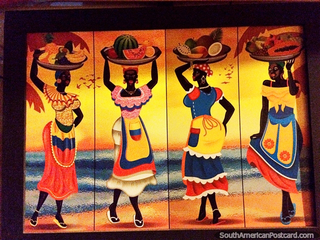 As mulheres famosas de Cartagena com vestidos vermelhos, azuis e amarelos e travessas de fruto acima das suas cabeas, que pintam em Taganga. (640x480px). Colmbia, Amrica do Sul.