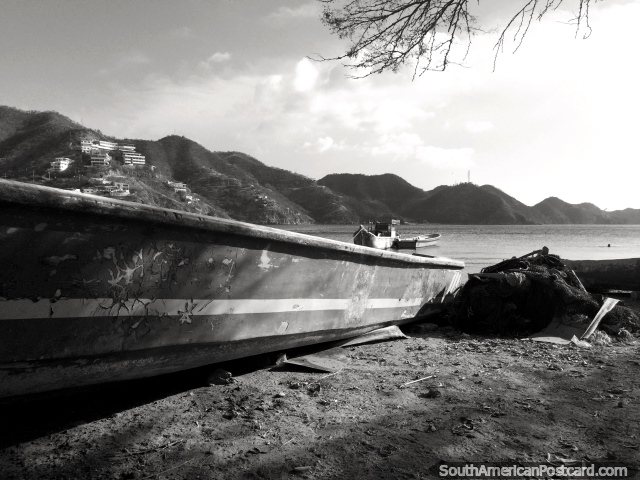 Barco e redes na praia, baa pacfica em Taganga, preto e branco. (640x480px). Colmbia, Amrica do Sul.