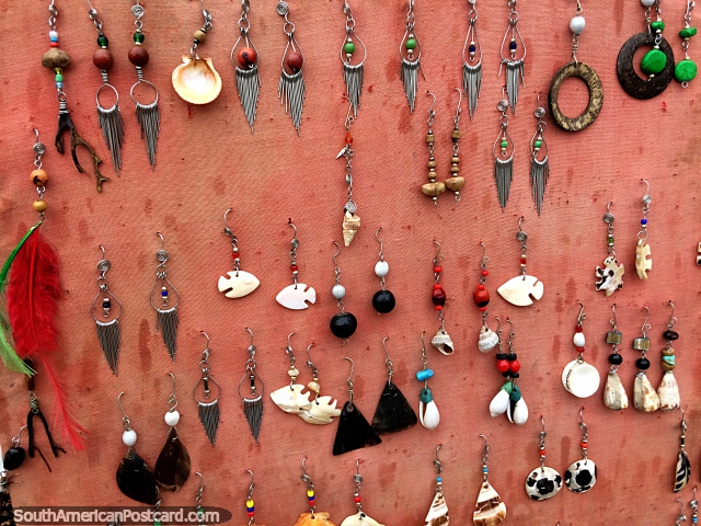 Pendientes y joyas de conchas, semillas, metales y otros objetos en Taganga. (640x480px). Colombia, Sudamerica.