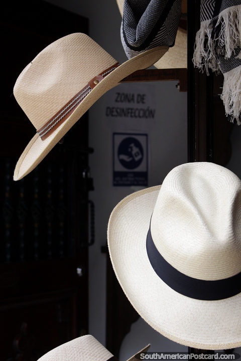 Chapéus à venda no Jardin, os homens locais os usam. (480x720px). Colômbia, América do Sul.
