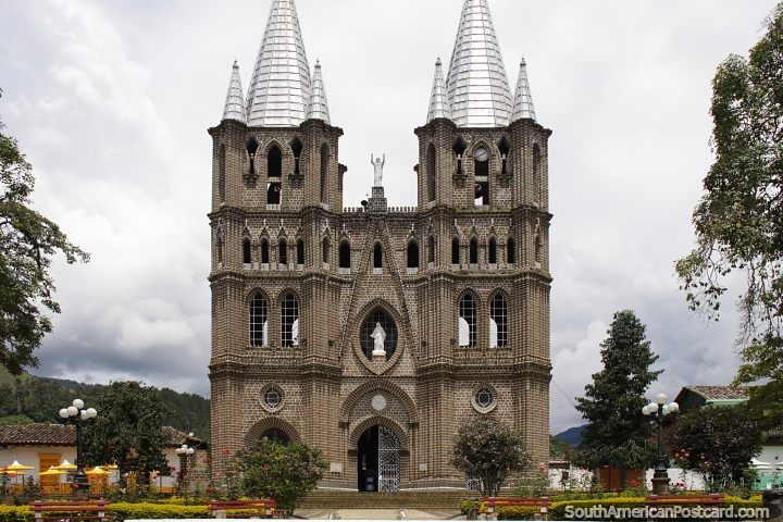 Igreja e parque central em Jardin - um monumento nacional. (720x480px). Colmbia, Amrica do Sul.