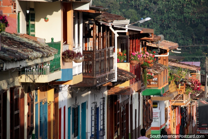 Coloridas casas con balcones de madera que se inclinan por la calle en Jardin. (720x480px). Colombia, Sudamerica.