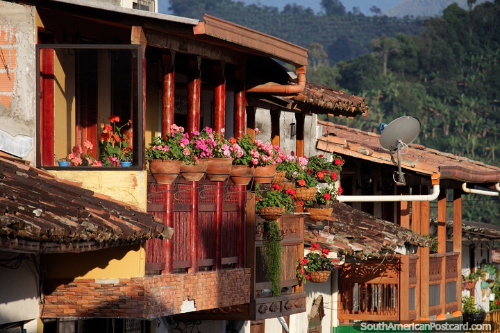 Beautiful flowers in pots make this balcony in Jardin a real eye-catcher. (720x480px). Colombia, South America.