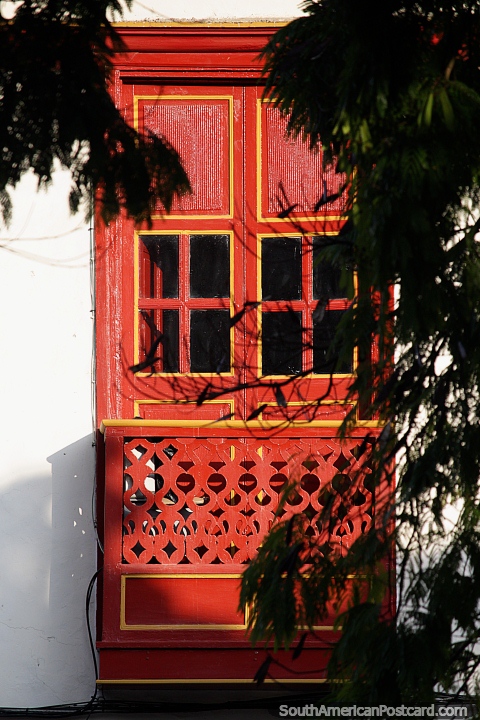 Las coloridas puertas y ventanas de madera en Jardin son una verdadera atracción - rojo brillante. (480x720px). Colombia, Sudamerica.