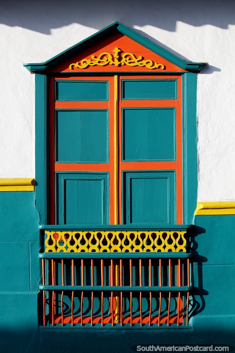 Otro marco de ventana increíble con contraventanas de colores en Jardin, ilumina la calle. (480x720px). Colombia, Sudamerica.