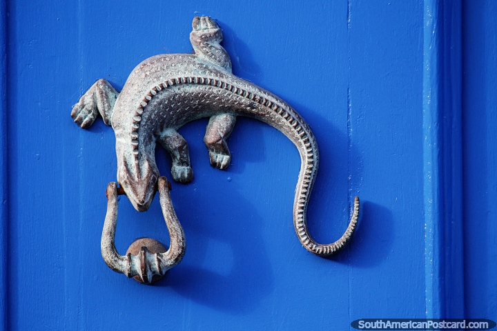Iguana, aldaba de una puerta azul brillante en Jardin. (720x480px). Colombia, Sudamerica.