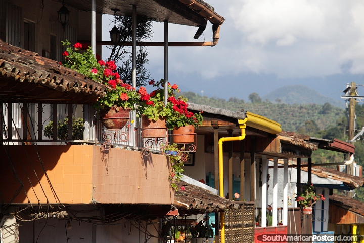 Colinas verdes distantes e casas que descem até o vale em Jardin. (720x480px). Colômbia, América do Sul.