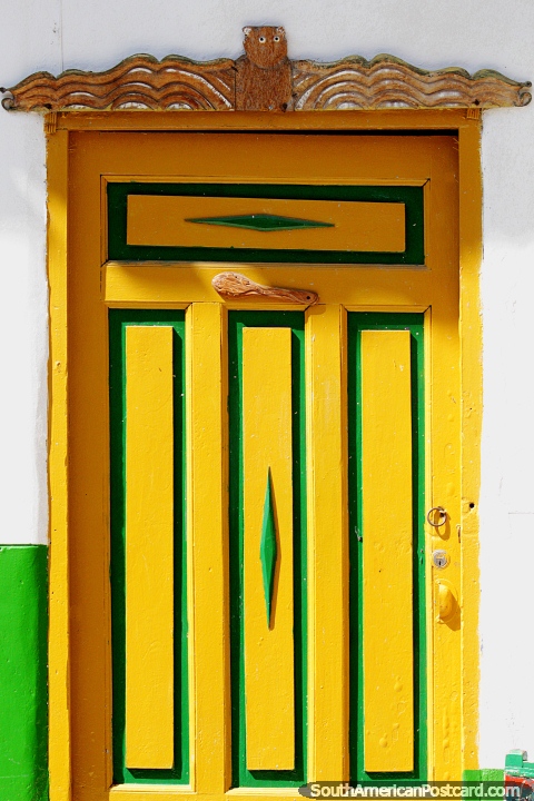 La puerta amarilla y verde ilumina la calle de Jardin. (480x720px). Colombia, Sudamerica.