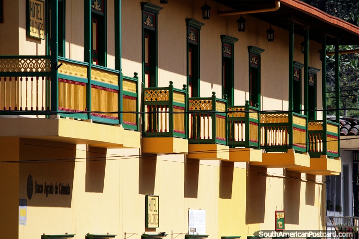 O Hotel Balcones no Jardin, assim chamado devido às suas varandas, uma característica desta pacífica cidade cafeteria. (720x480px). Colômbia, América do Sul.
