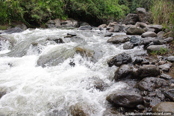 O rio rochoso visto durante uma caminhada na natureza no Jardin, o grande ar livre. (720x480px). Colômbia, América do Sul.