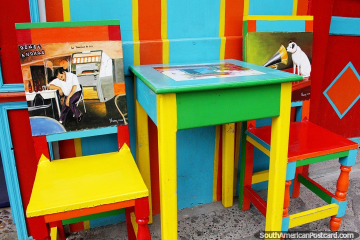 Escolha uma mesa e cadeira com pinturas coloridas no Café Las Colonias em Jardin e desfrute de um café. (720x480px). Colômbia, América do Sul.