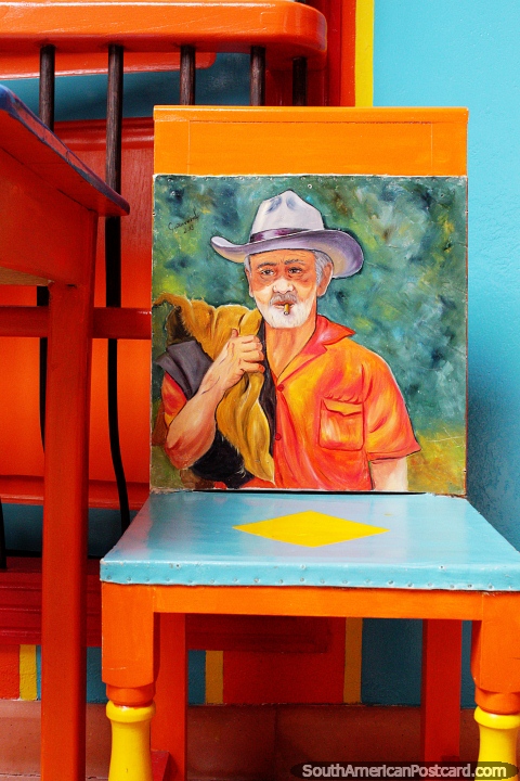 No Jardin, as cadeiras e mesas retratam a cultura e as pessoas com belas pinturas. (480x720px). Colômbia, América do Sul.