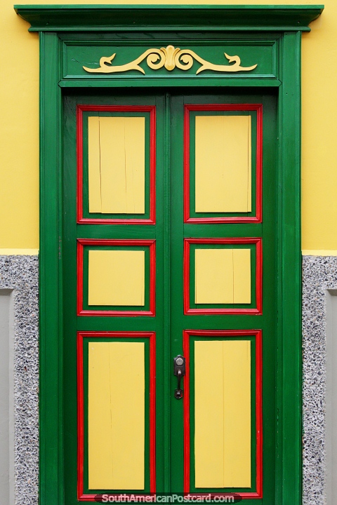Puerta verde y amarilla con diseño de cuadros, la arquitectura de Jardin. (480x720px). Colombia, Sudamerica.